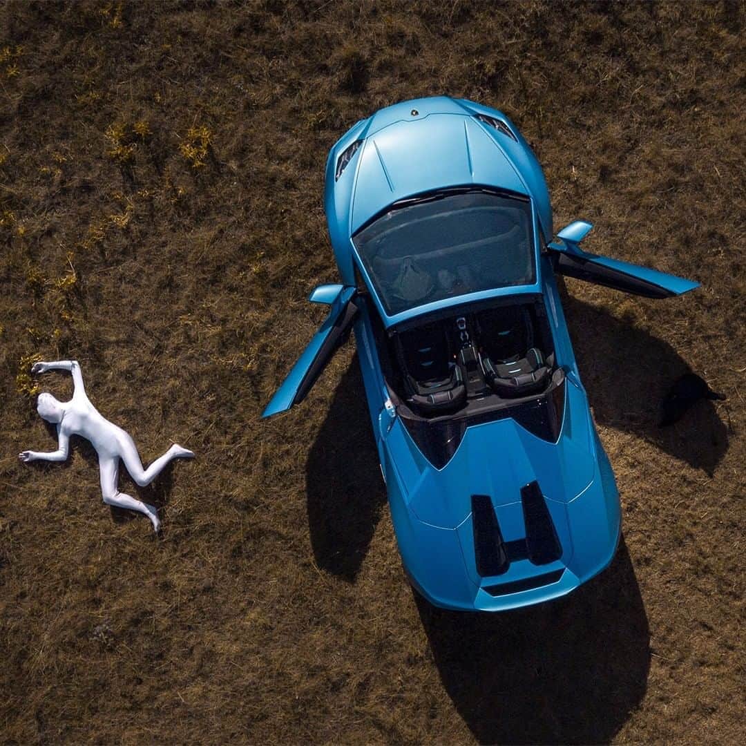 ランボルギーニのインスタグラム：「Beauty is an emotional space.  This chapter of With Italy, For Italy is set in a vast expanse of land in Abruzzo where our futuristic Huracán EVO Spyder is the spaceship that the aliens use to interact with the environment. Captured by @valentinasommariva, our Super Sports Car explores the relationship between space and earth through this wonderfully diverse Italian region.  #Lamborghini #HuracanEVOSpyder #EveryDayAmplified #WithItalyForItaly #Abruzzo」