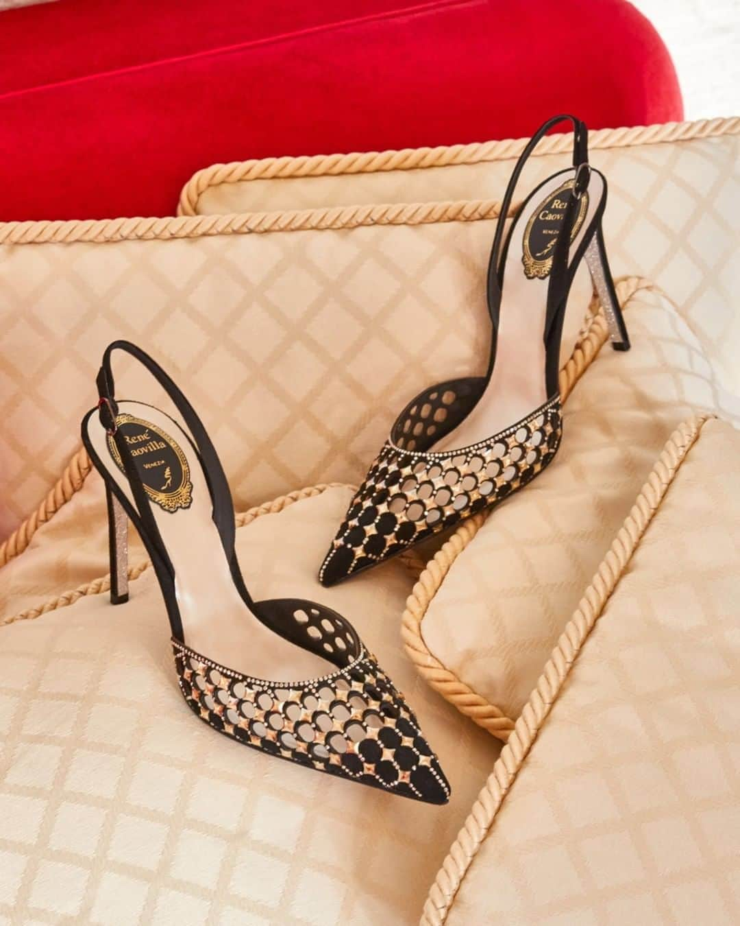 レネカオヴィラさんのインスタグラム写真 - (レネカオヴィラInstagram)「A sleek style passe-partout. Meet #CaovillaSlingback Peonia with a striking openwork pattern in black and gold.  #RenéCaovilla #CaovillaDream  #CaovillaFW20」10月3日 1時00分 - renecaovilla