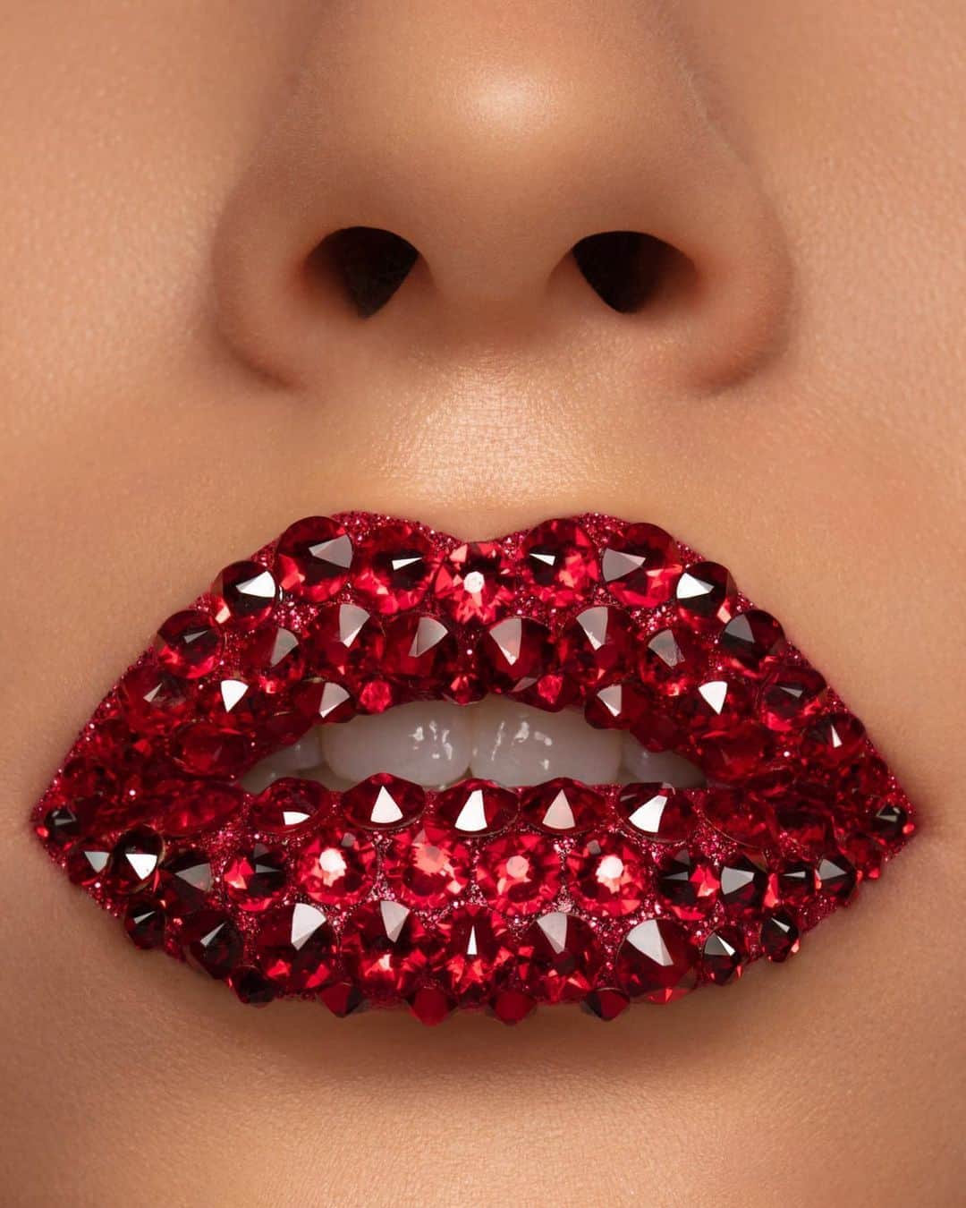 のインスタグラム：「Beauty world icon @patmcgrathreal is bringing her iconic Swarovski crystal lip looks from the runway to your home with her new crystal lip kits #turnyourlipson  #CrystalsfromSwarovski #SwarovskiForProfessionals  For artistic value only.」