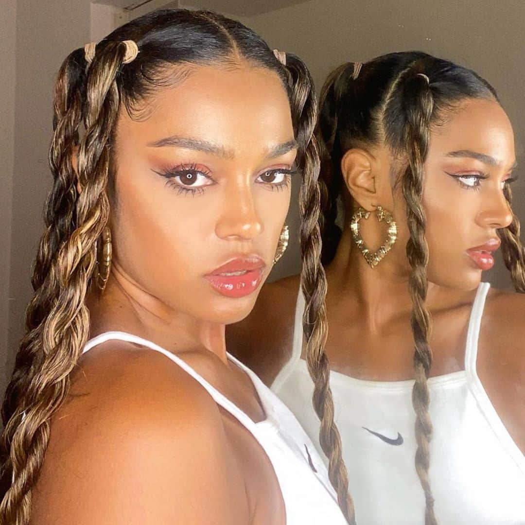 I N S T A B R A I Dさんのインスタグラム写真 - (I N S T A B R A I DInstagram)「These CURLS 🤩 but love how @chebella___  is also rocking braids. We get asked all the time what braids look good on curly hair, and the answer is pretty much all of them! It really just comes down to playing with your own hair and texture and finding out what works for you, because everybody’s hair is unique in their own way! Maybe it won’t be a full braided ‘do but take a pass at the half-up half-down! #instabraid #braids」10月3日 1時06分 - instabraid