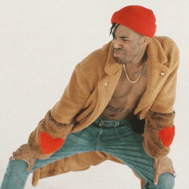 タイタス・マキン・ジュニアのインスタグラム：「Get yo stank faces and groovy tik tok moves ready...TUESDAY#5Minutes Music Video is out!」