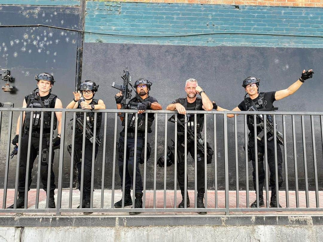 シェマー・ムーアさんのインスタグラム写真 - (シェマー・ムーアInstagram)「Happy Friday y’all!! 😎😜🤪🥳 Season Four of #swat @swatcbs is cookin’ away!!!! You can catch up on @hulu ... ALL THREE SEASONS are streaming NOW!! #quarantinelife #warchswat #swatcbs」10月3日 1時15分 - shemarfmoore