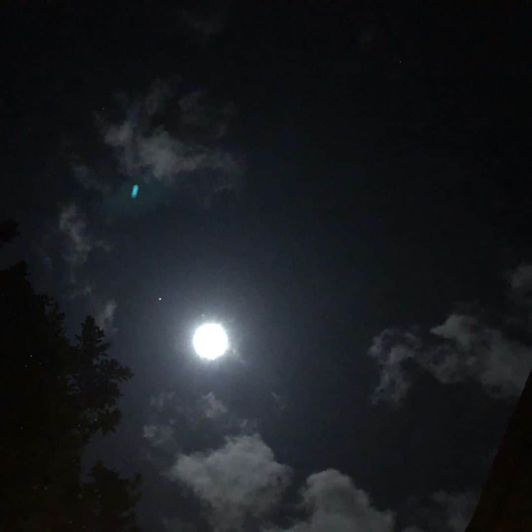山本浩未さんのインスタグラム写真 - (山本浩未Instagram)「月光浴🌕✨✨  驚くほど明るい月明かり、海の岩場の温泉に浸かりながら…✨🙏🏻✨  #旅の第一目的 #浄化 #月と海」10月3日 1時16分 - hiromicoy