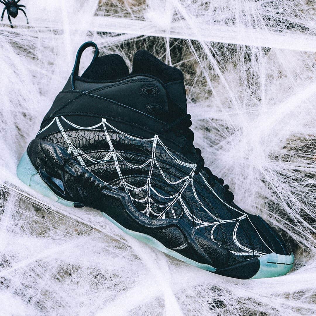 HYPEBEASTさんのインスタグラム写真 - (HYPEBEASTInstagram)「@hypebeastkicks: @reebok is Halloween-ready with the "Boktober" Heritage Basketball Pack. The collection features three iconic basketball silhouettes sporting a series of Halloween-inspired graphics and prints across the upper. For the Question Mid “Ankle Reaper,” Reebok has dressed the sneaker in a clean “Alabaster” colorway featuring an upper that can be cutaway, revealing a spooky-inspired print hiding beneath. The Shaqnosis features a spiderweb overlay across the sneaker and a glow-in-the-dark outsole, while the Kamikaze II has been given a “Jack-O-Kaze” update with an orange and black “Drip or Treat” colorway. Check the link in bio for release info.⁠⠀ Photo: Reebok」10月3日 1時16分 - hypebeast