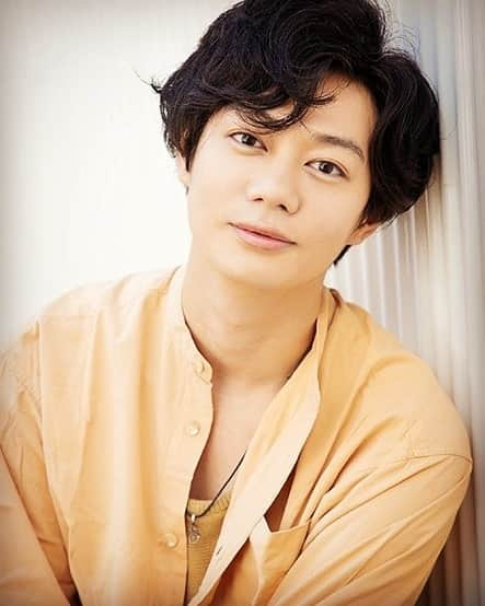 碓井将大のインスタグラム：「﻿ Deview の取材を鈴木裕樹くんと受けさせていただきました！﻿ ﻿ 明日から舞台『Equal-イコール-』がはじまります！﻿ ﻿ ぜひお待ちしております✨﻿ ﻿ <Deview インタビュー>﻿ https://deview.co.jp/Article?am_interview_id=959﻿ ﻿ <舞台Equal−イコール-　チケット>﻿ https://t.pia.jp/pia/ticketInformation.do?eventCd=2024816&rlsCd=001﻿ ﻿ <VRチケット>﻿ https://t.pia.jp/pia/ticketInformation.do?eventCd=2025767&rlsCd=001﻿ ﻿ #dboys﻿ #deview﻿ #鈴木裕樹﻿ #碓井将大﻿ #equalイコール ﻿ #舞台」