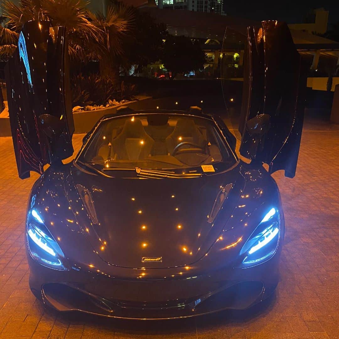 マック・メインのインスタグラム：「Just a friendly reminder: 😈  I saw what I did for brodie made a lot of people I thought was solid uncomfortable. To all the REAL out there whenever you can do for ya people and loved ones get to it!   I’d have to buy my lil bro a McLaren everyday for a thousand years to repay him and show him I appreciate him. We usually keep it 🤫 but I felt shit need to be seen and examples of celebration and appreciation needed to be set and witnessed!  In 2007 @liltunechi bought me my first foreign, a Bentley GTC. And 13 yrs later here we are. Plus Stunna been set the bar on showing love with whips so respect da game and the way I raised babbbyyy!! And for the next generation that’s watching and will follow in the footsteps just know there’s balance! I personally sent a donation of love to Roxie and Gigi (George Floyd’s family) and @liltunechi did the same for Jacob Blake and his family. It’s necessary to include that because they scream our failures but whisper our acts of kindness and good deeds.   PS for all you pocket watchers, in terms of “the gift” it’s no notes for a goat and no lease for a beast. Amethyst/Black #720SpiderS #IfYouHatingYouJustNeedSome😼#CarterVDeluxeOutNOw #NoCeilings3Soon」