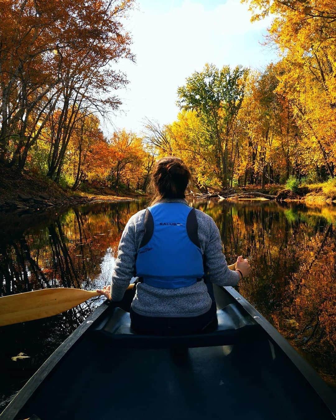 Explore Canadaさんのインスタグラム写真 - (Explore CanadaInstagram)「Today’s #CanadaSpotlight is on autumn views in Canada!⁠⠀ We asked you where your favourite places are to see the beauty of fall. Here are some of your suggestions:⁠⠀ ⁠⠀ ❤️ Floating along in a canoe is a great way to immerse yourself in the many beautiful colours of fall in Fredericton, NewBrunswick.⁠⠀ 🍁 Dundas Peak in Ontario is the perfect place for a hike among the fall foliage, with panoramic views across the treetops.⁠⠀ 🧡 Kluane National Park in the Yukon begins to turn a kaleidoscope of colours in August every year.⁠⠀ 🍂 Twirling in the leaves in Quebec City, where the trees become vivid shades of red, orange and yellow.⁠⠀ 💛 The East Kootenays offers incredible views of the larch trees turn a stunning yellow and orange.⁠⠀ ⁠⠀ Thank you for all your suggestions, keep them coming and we’ll share more in future posts! #ExploreCanada⁠⠀ ⁠⠀ *Know before you go! Check the most up-to-date travel restrictions and border closures before planning your trip and if you're travelling in Canada, download the COVID Alert app to your mobile device.*⁠⠀ ⁠⠀ 📷: ⁠⠀ ⁠⠀ 1. @ryan.evan11⁠⠀ 2. @llydia_o⁠⠀ 3. @robford60⁠⠀ 4. @nathalielefebvre0777⁠⠀ 5. @chsquaredphoto⁠⠀ ⁠⠀ 📍:⁠⠀ 1. @fredtourism, @destinationnb  2. @ontariotravel ⁠⠀ 3. @travelyukon⁠⠀ 4. @quebeccite, @tourismequebec⁠⠀ 5. @kootrocks, @hellobc⁠⠀ ⁠⠀ #DiscoverON #ExploreFredericton #ExploreNB #QuebecCite #BonjourQuebec #ExploreYukon #KootRocks #ExploreBC⁠⠀ ⁠⠀」10月3日 1時35分 - explorecanada