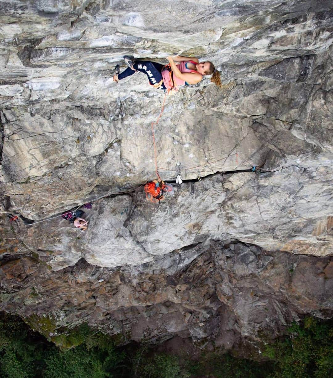 ハンナ・シューベルトのインスタグラム：「Had a super nice day climbing outside today! 🥰 . Triple send of a really cool 8a called "Ötztal Szene" together with @mattea.poetzi and @yuval_shemla 😁💪🎉 . Thanks for the awesome photo @michael.piccolruaz in "Der Seewächter" (8b+) from 2 weeks ago 😊」