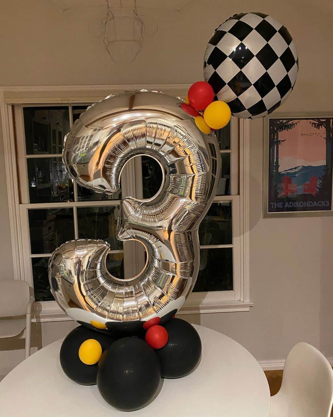 アダム・シャピロのインスタグラム：「Everyone always told me, it goes by so quickly… But nobody told me it goes by THIS QUICKLY! Happy 3rd, Albee! Looking forward to a day filled with fun, music, chocolate, lightning McQueen, and hours and hours of negotiations!」