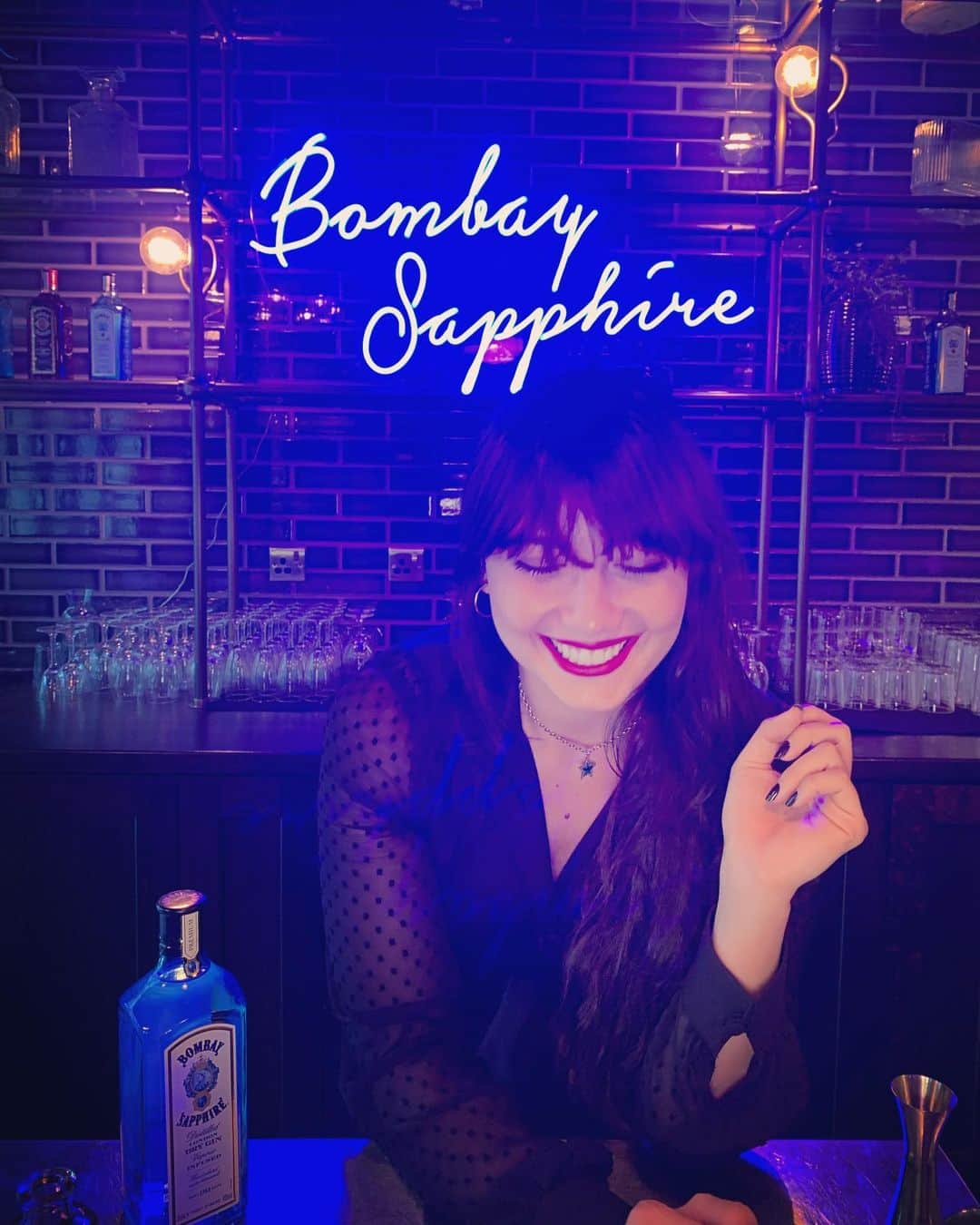 のインスタグラム：「#AD This week was an absolute dream, I got to work with my bestie @portiaportiaaaa AND we got to make the most delicious cocktails for @portiashappyhour made with @bombaysapphireuk at the @albielondon.  If you want to try making them for yourself, which I highly recommend you do... head over to my stories & swipe up to check out the amazing masterclasses @bombaysapphireuk are hosting throughout October for London Cocktail Week.  #StirCreativity #HappyHour please drink responsibly 💘」