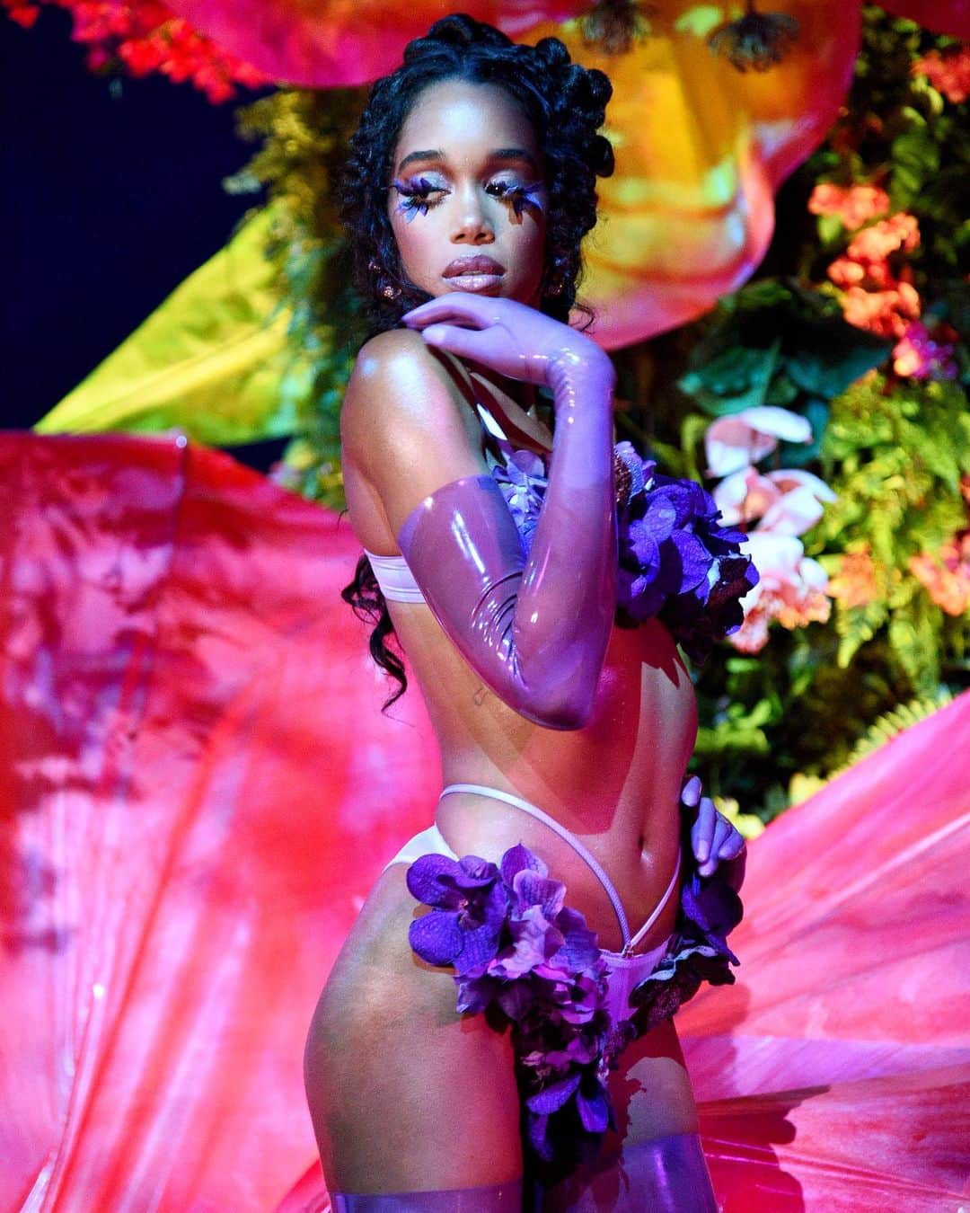 WHO WHAT WEARさんのインスタグラム写真 - (WHO WHAT WEARInstagram)「The #SavageXFentyShow really popped off like that. 🌙✨ photos: getty images, @normani, @savagexfenty」10月3日 1時57分 - whowhatwear