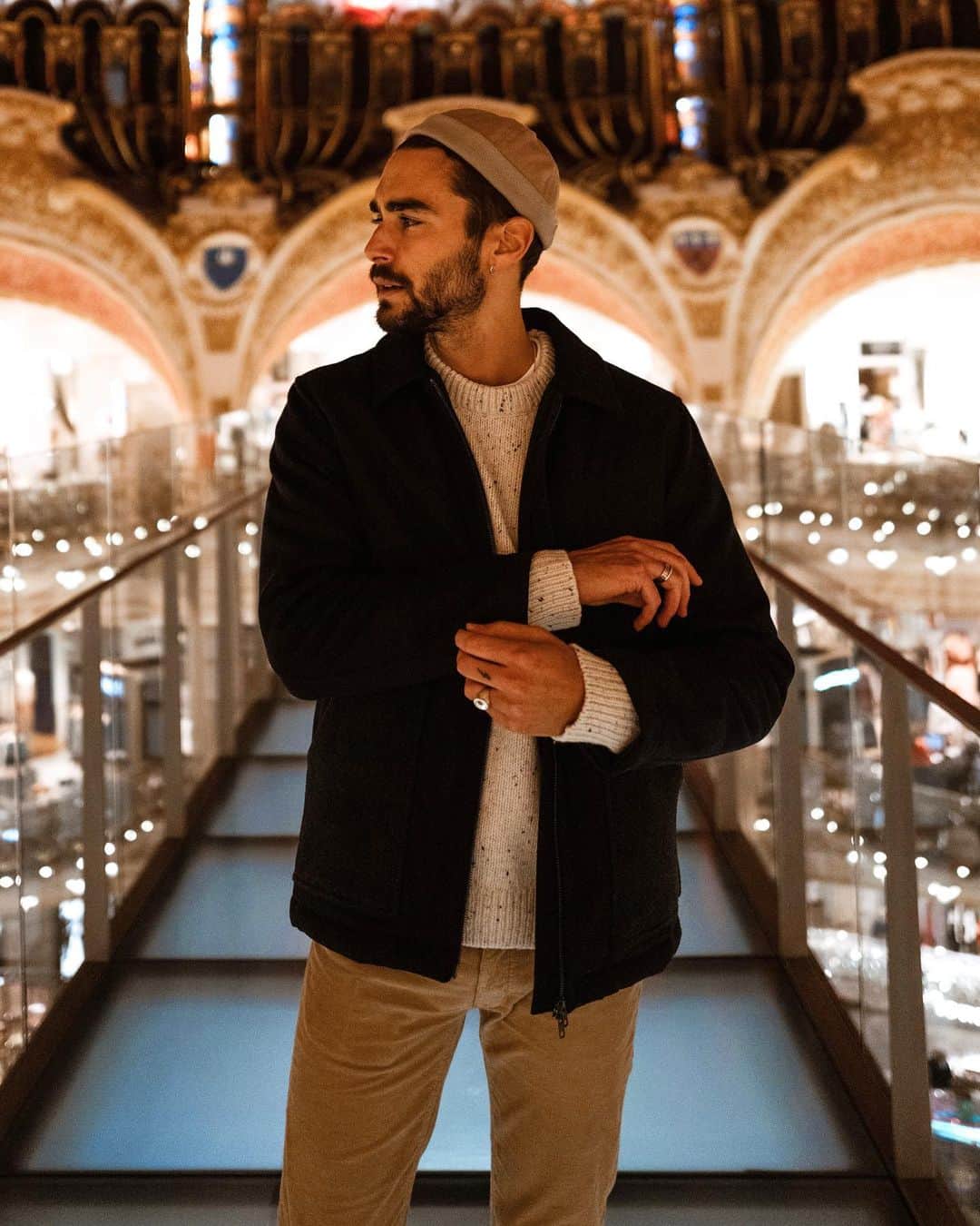 NICOLAS SIMOESのインスタグラム：「Aujourd’hui et demain, changeons de mode en changeant progressivement nos habitudes de consommation. @galerieslafayette #GoForGood #ModeResponsable #ad ♻️」