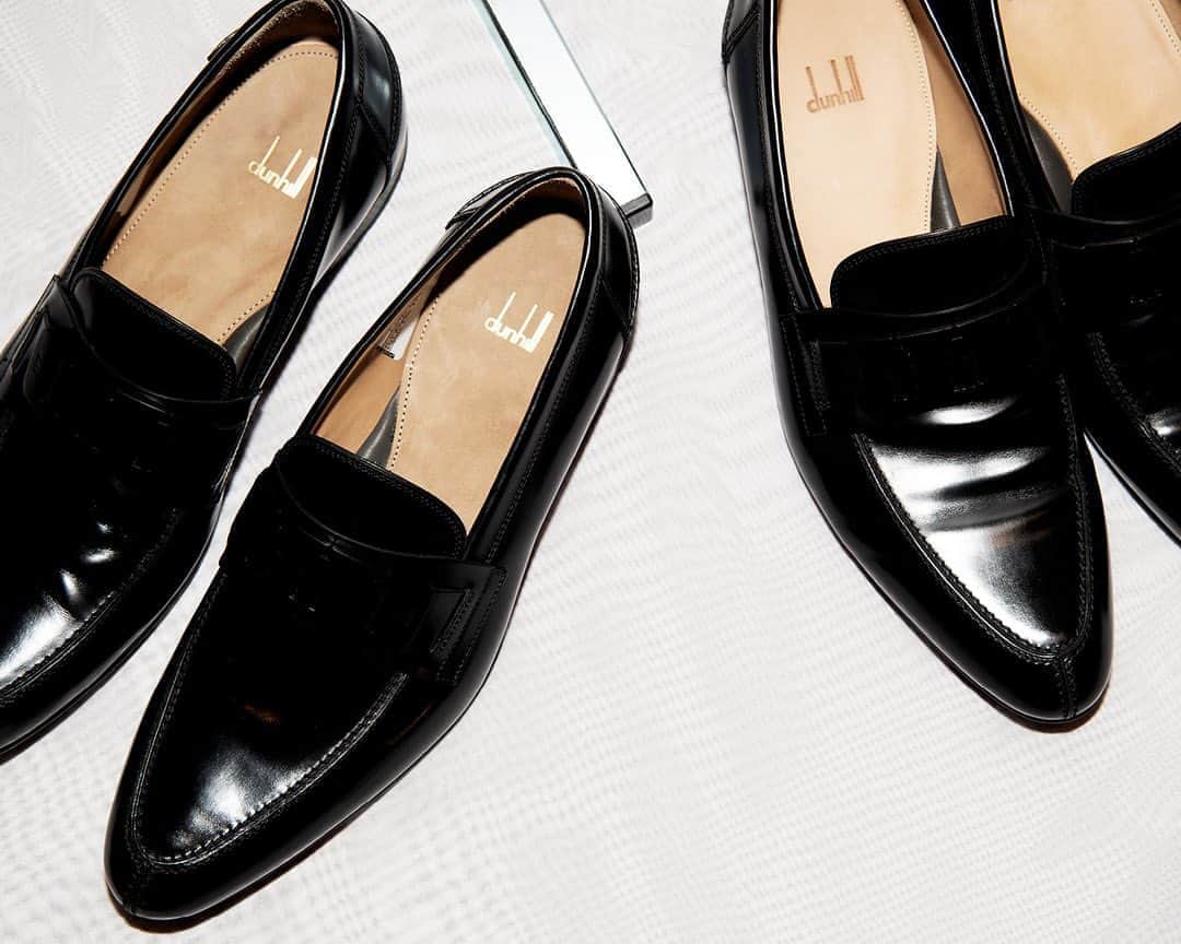 のインスタグラム：「SPRING SUMMER 2021 SHOW⁠⠀ LINK & LOCK⁠⠀ #dunhillSS21⁠⠀ ⁠⠀ Celebrating loafers and lock bags in beautiful dunhill leather, captured backstage before the show. ⁠⠀ ⁠⁠⠀ Creative Director: #MarkWeston⁠⠀⁠⠀ Creative Consultant & Stylist: #ElliottSmedley⁠⠀⁠⠀ Photography: @jasonlloydevans⁠⠀ ⁠⠀ DUNHILL.COM」
