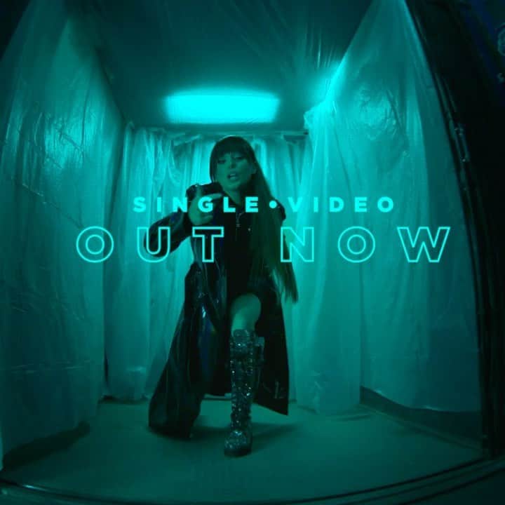 シェール・ロイドのインスタグラム：「It's finally here... the ONE DRINK AWAY video is out now!! I’m so excited for you all to see it. I had a vision for the video the second I started recording the vocal! I’m so happy my vision came to life and it wouldn’t of happened without these amazing people....    🕺🏻 @sarahlourichards @claudifloss @elisepinel @diva_y @gracie.gledhill @gemmanicholas    📸 @rajavirdi @phasefilms @thewarthog @milaaustin_    💅🏼 @thomasgeorgewulbern @carlbembridgehair @enyasullivanmakeup     🤓 @universalmusicgermany @chris.kross1 @noraotto_ @rebekahtayler @iemusic_    To my fans, I can’t wait to see your reactions and watch you dance!! Thank you so much for your continued support it means the world! Link in bio.」