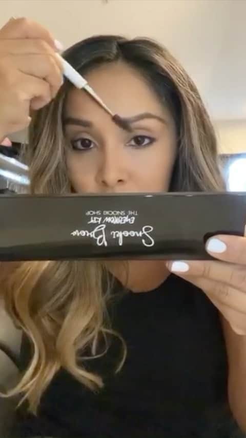ニコール・ ポリッツィのインスタグラム：「As a MAWMA if 3, i literally don’t have patience to sit and do full glam on myself anymore. All i need is a full Brows, Lip Tint & Mascara to feel alive🙏🏽 @thesnookishop」