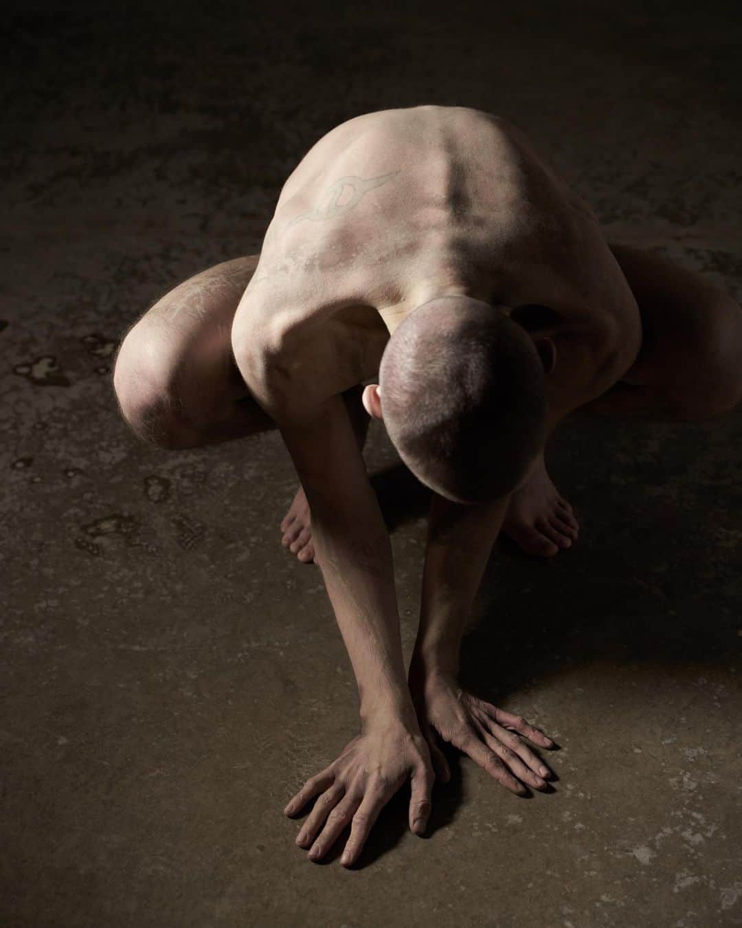 カーター・スミスのインスタグラム：「2 OF 31 - What is ALL THE DEAD BOYS? . I’ll get to that - but let’s start at the begining for context and to better understand where it comes from. I’m Carter. Fashion photographer slash queer horror filmmaker. Sounds like something I should be saying in some church basement while drinking bad coffee and sitting in a circle. . Fashion and Horror. . Two things that don’t seem to go together all that well. . But for me they’ve always made sense. . In high school - the only thing I loved as much as Horror were the issues of Italian Vogue or Per Lui I’d drive two and a half hours to buy. . Whether it was the bloody madness of THE EVIL DEAD or the poetic strangeness of @helenachristensen and the alien (if you know you know). It was how I fell in love with visual storytelling. . And it was thanks to fashion and horror. Plus hundreds of hours reading home state hero Stephen King. . I’ll be back tomorrow to start the story of how ALL THE DEAD BOYS was born. Hope to have you back. . Carter」