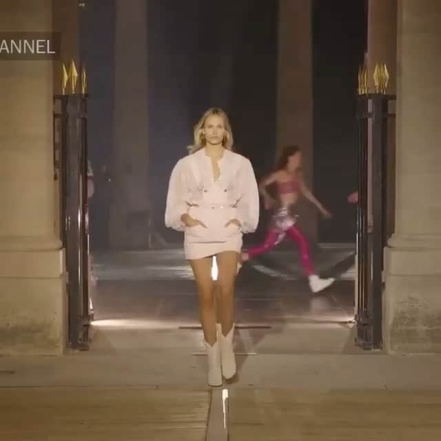 ナターシャ・ポーリーのインスタグラム：「❤️Merci Beaucoup @isabelmarant @sagliogeraldine @pg_dmcasting @lisabutlermua @damienboissinothair」