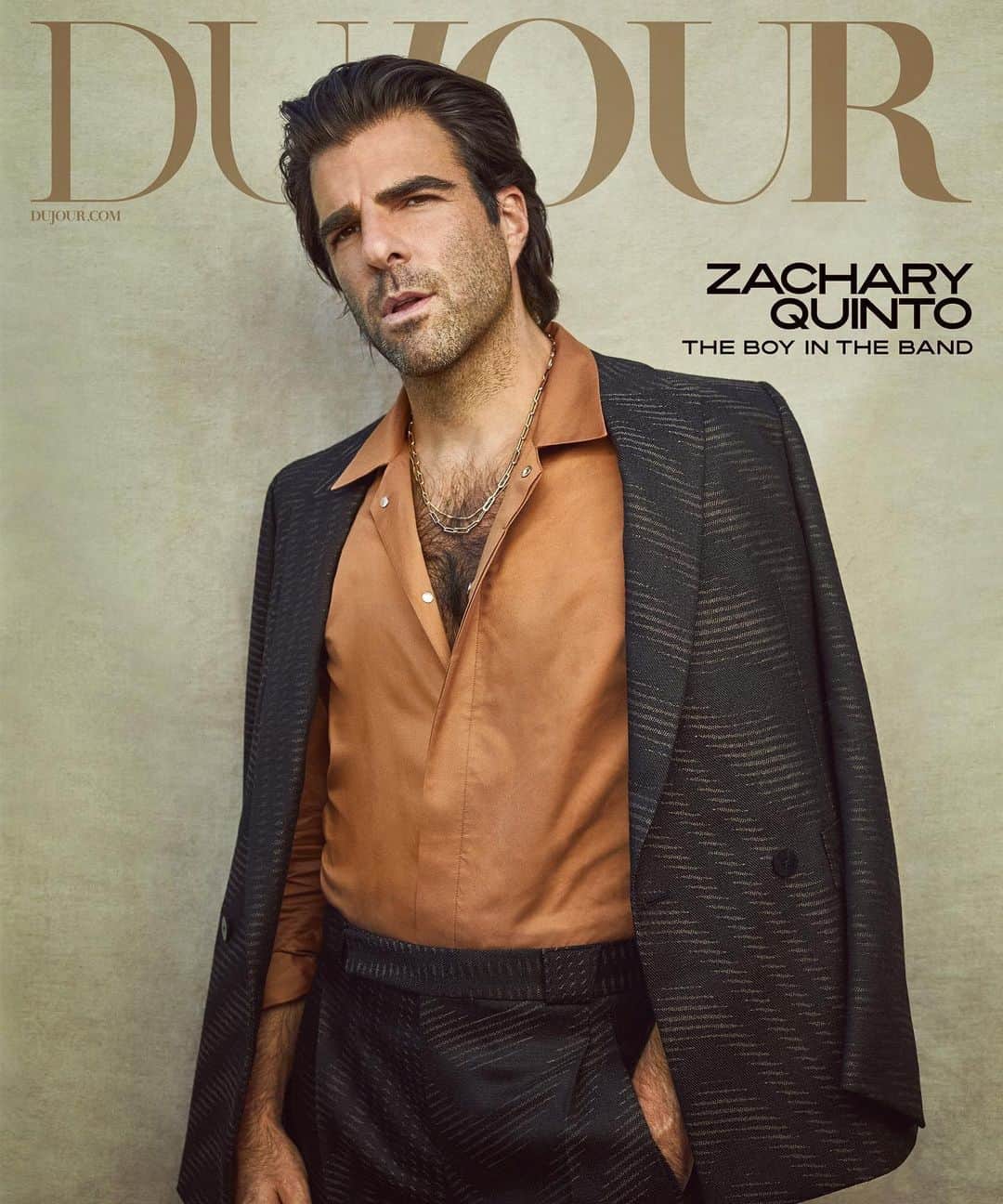 ザカリー・クイントのインスタグラム：「✨ couverture du magazine ✨  @dujourmedia   📸: @vsteves  👔: @christianstroble  💇🏻‍♂️: @patriciamoralesla  🖌: @natashawolff」