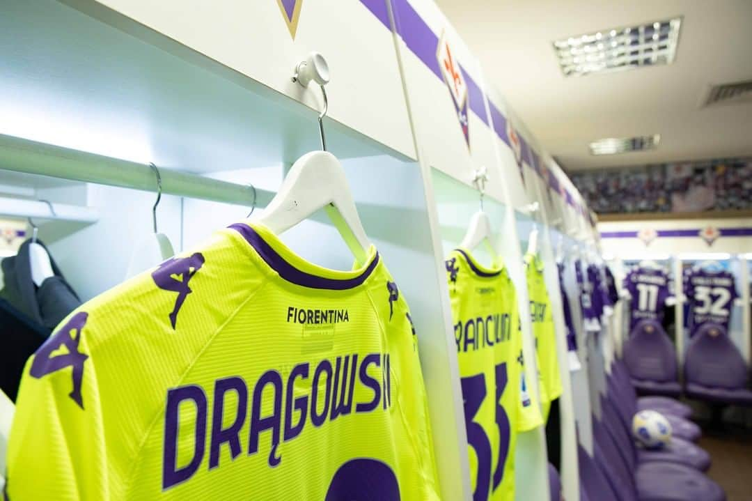 ACFフィオレンティーナさんのインスタグラム写真 - (ACFフィオレンティーナInstagram)「CHANGING ROOM 👕  Siete carichi per #FiorentinaSampdoria? Are you ready for the match?  #ForzaViola 💜 #Fiorentina #ACFFiorentina」10月3日 2時28分 - acffiorentina