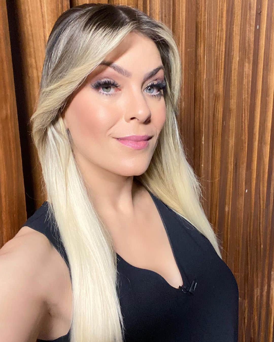 レナータ・ファンのインスタグラム：「Aquela foto sem risadinha antes do clássico gaúcho nos bastidores do @jogoaberto Maquiagem Linda da @malbajs e Cabelo by @josigss e um ótimo final de semana a cada um de vcs!!!! ✔️⚽️❤️」
