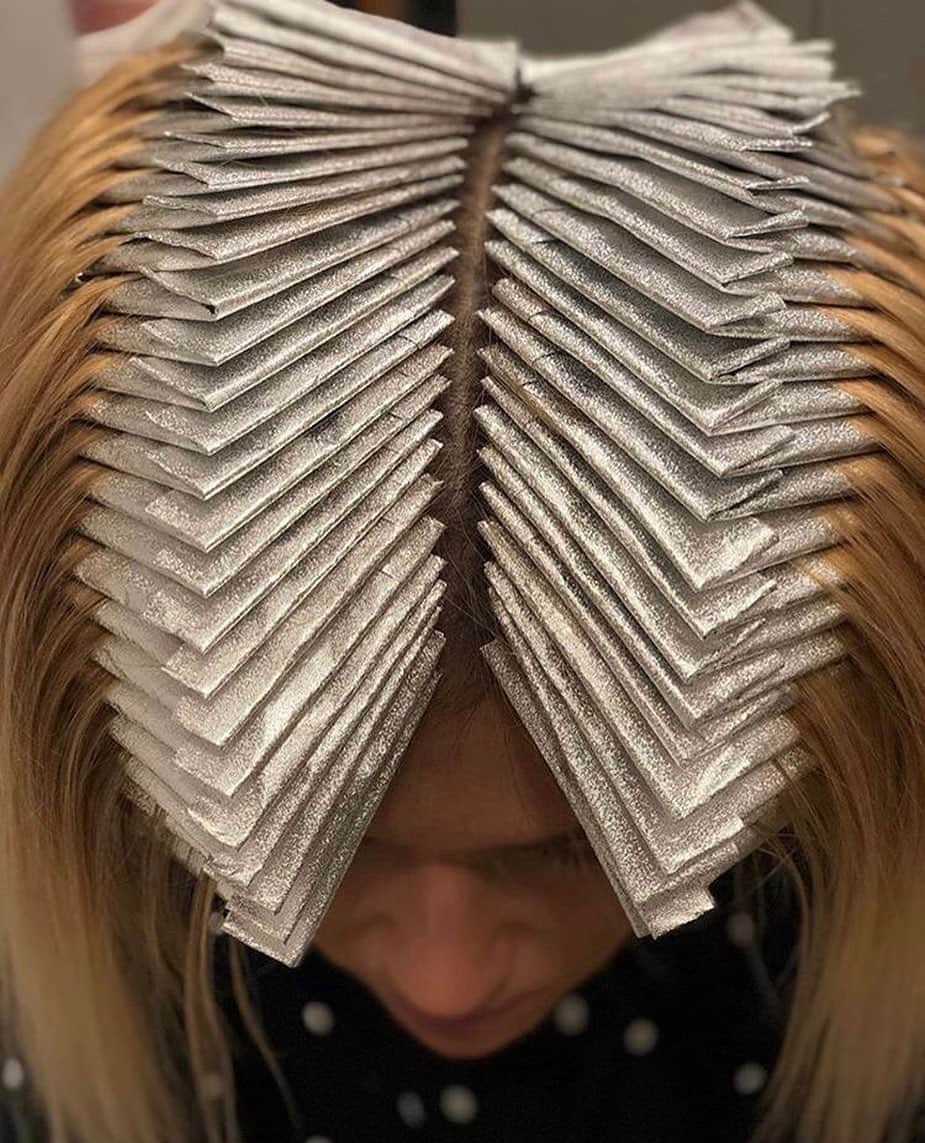 CosmoProf Beautyさんのインスタグラム写真 - (CosmoProf BeautyInstagram)「We’re loving this foil placement by @jurijuskozevko who used all @framar Foils. ⁣⁣⁣⁣ ⁣ How many foils can you see?⁣⁣⁣ Comment below!👇⁣⁣⁣ ⁣⁣⁣ Find Framar Foils through your salon consultant, online and at your local #cosmoprofbeauty where you are #licensedtocreate⁣⁣⁣ ⁣⁣⁣⁣ #repost #framar #colorspecialist #foils #foilyage」10月3日 2時38分 - cosmoprofbeauty