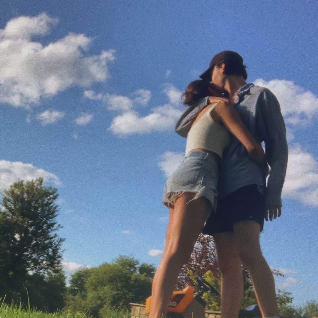 ベイリー・マディソンのインスタグラム：「I absolutely adore you, my heart loves you and you rock my world. Happy 21st birthday to someone who always manages to surprise me in new ways, who is a dream of a human to go through life with & who is simply my best friend. Here’s to getting old together B and all that’s ahead for you in this year❤️❤️」