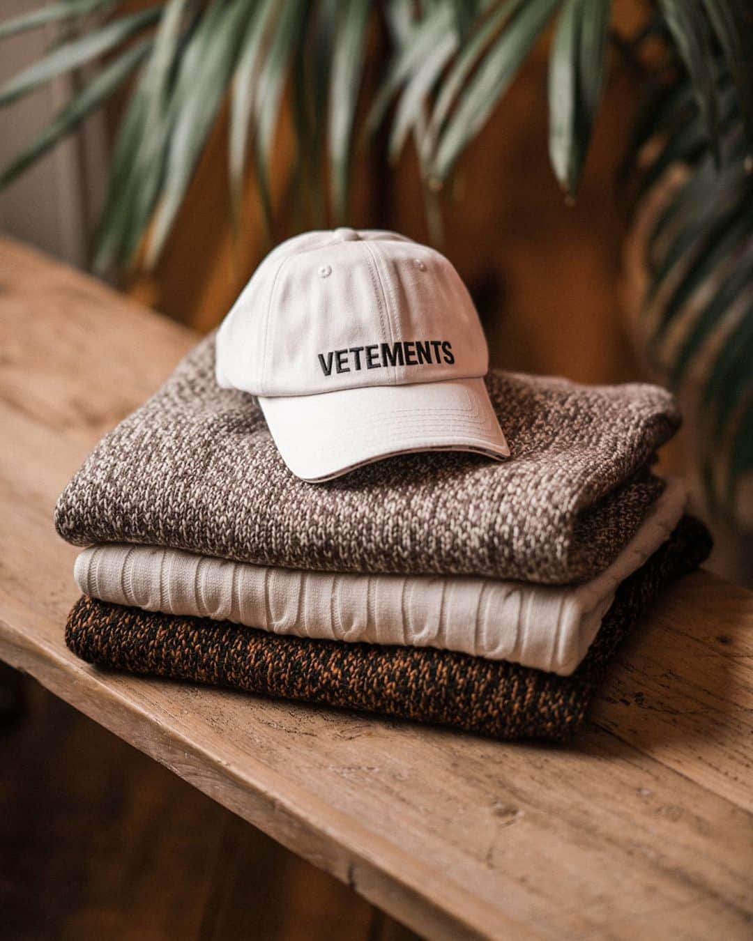 MR PORTERのインスタグラム：「Sunny enough for baseball caps, but cold enough for jumpers. Autumn has finally arrived 🍂 #MRPORTERatHome」
