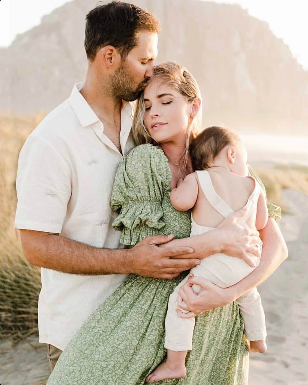 carlyのインスタグラム：「Celebrating our 5 year anniversary today 🥂💛 so thankful for what we have built and looking forward to what’s to come! ✨ @johneliasmma」