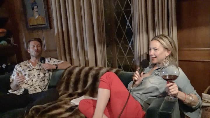 グレン・パウエルのインスタグラム：「Living life and killing wine with my favorite family.  Hear the whole hang the whole hang on the @siblingrevelry podcast with @katehudson @theoliverhudson @lesliepowellmusic   @siblingrevelry」