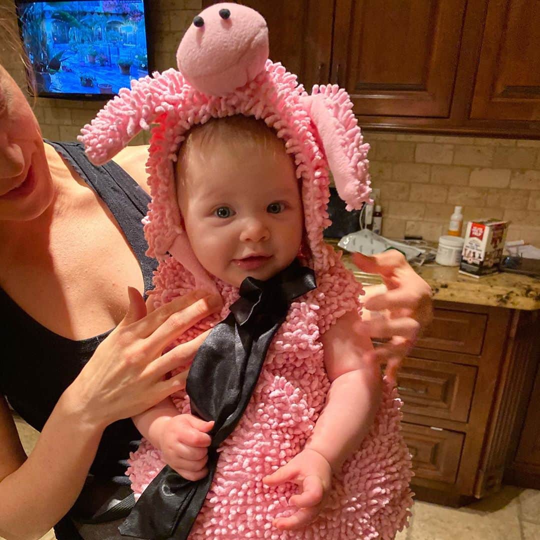 のインスタグラム：「🐷 Cute pigture isn’t it? sorry couldn’t resist.🤦🏻‍♀️ #osianlarkelliot」