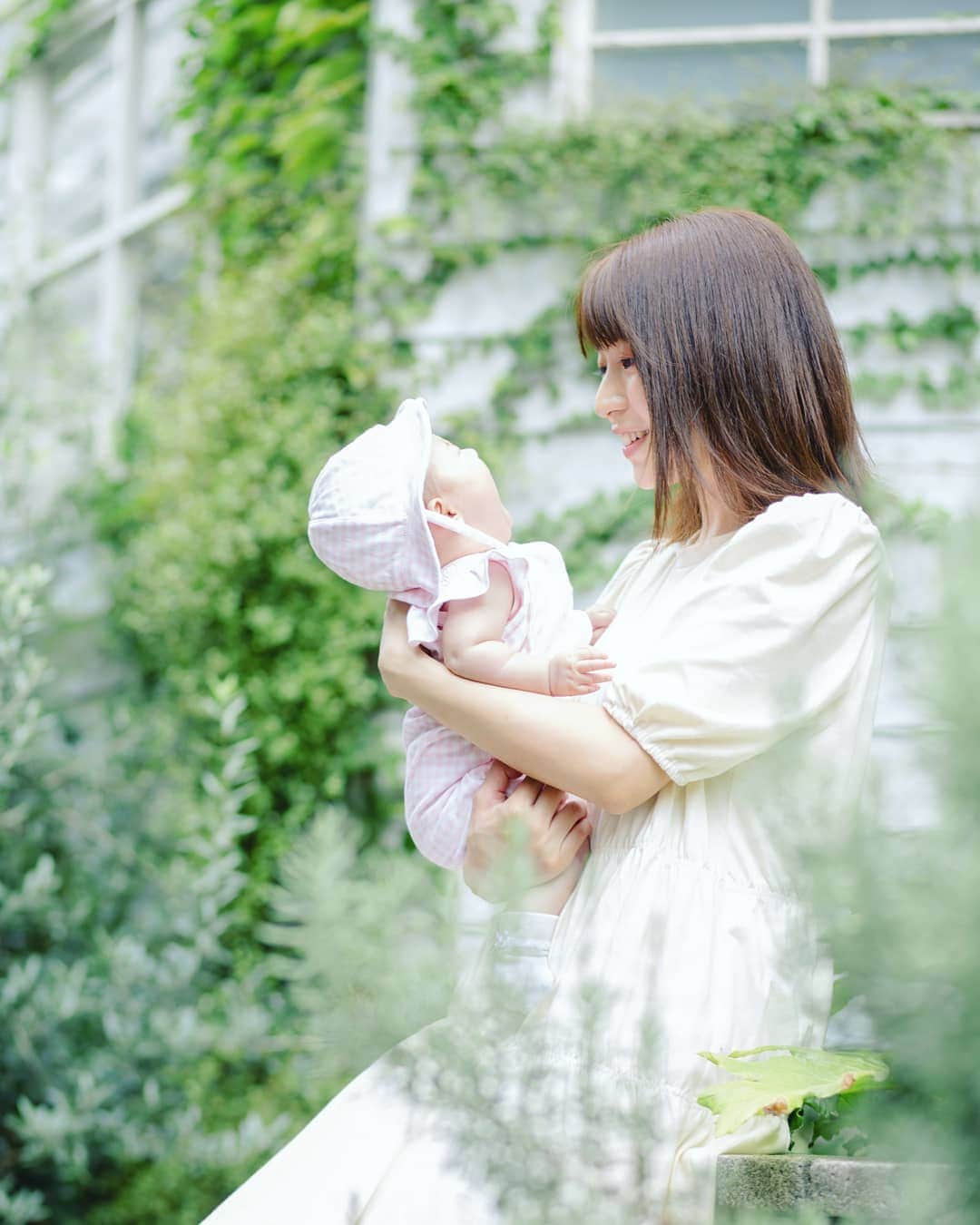 石井寛子のインスタグラム：「ゆづか、めでたくママに✨  過ごしやすくなってきたので 産後初めて会ってきました💕  母子ともに 命がけの出産を乗り越えて。 ここにちゃんと生命があることに ジーンとさせられました。  2人と共に過ごす時間 穏やかで優しかった～🍀  出産お祝いをお渡ししたら まさかの自分も 誕生日プレゼントをいただいちゃうという なんとも照れ臭く 嬉しいシチュエーション。  見た目もかわいい美容液✨ （&マスクスプレーも！） ありがとう💕  他にもかわゆい写真たくさんなので 少しカメラアカウントに公開していきす📷」