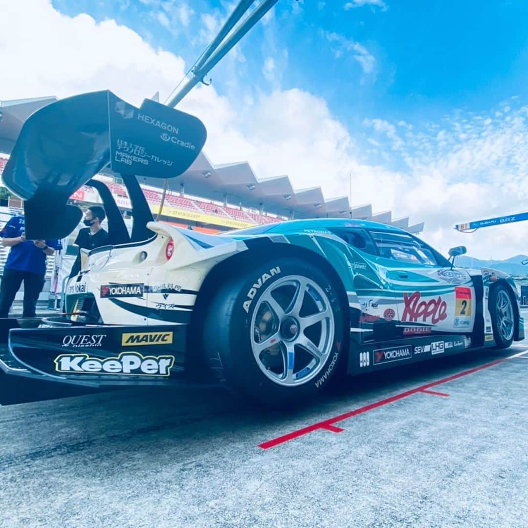 有馬綾香のインスタグラム：「superGT Rd.5🍎  @富士スピードウェイ  今は寒くないけど夕方から冷え込むみたい🙃  今日もエヴォーラちゃんは元気です🥰  今回もlotus公式アカウントの @lotusjapan_lci  から インスタライブやるよー！👇  10/3(土)予選日 ① 11:15〜 ② 16:00〜  10/4(日)決勝日 ① 10:00〜 ② 16:00〜  今シーズン2回目の富士優勝を目指して頑張ります！！！  2号車の応援よろしくお願いします📣٩( ᐛ )و」