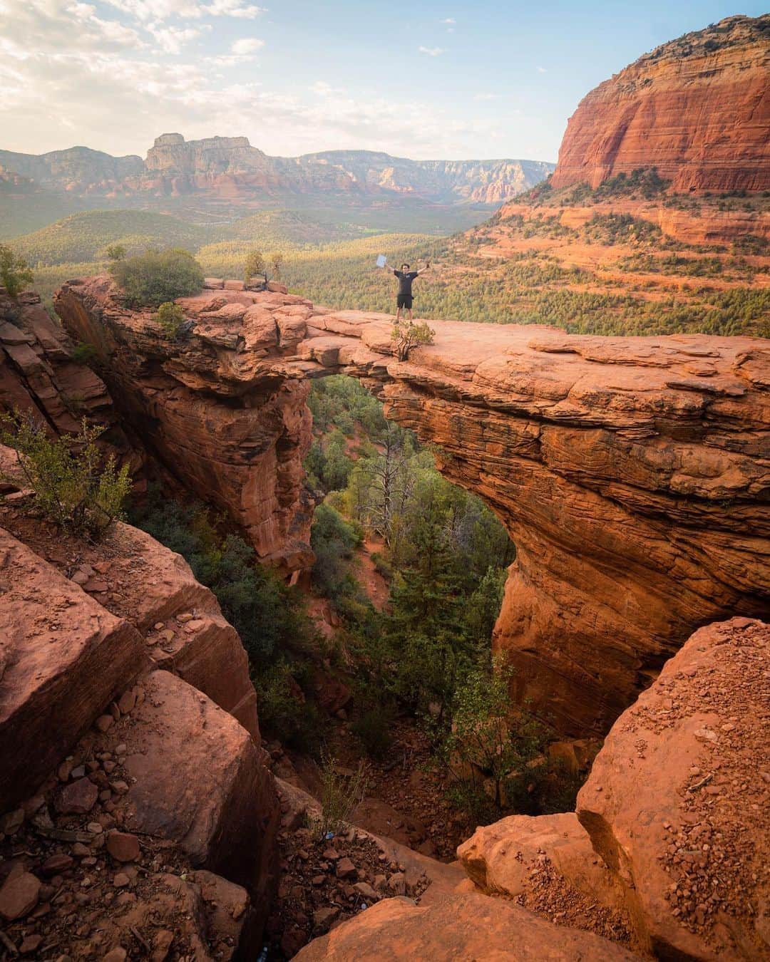 ティモシー・サイクスさんのインスタグラム写真 - (ティモシー・サイクスInstagram)「Flashback to one of the most incredible views I’ve ever seen here at The Devil’s Bridge in Arizona which is the largest natural sandstone arch in the Sedona area! You might be asking why do I hold up my laptop and iPhone in beautiful nature shots like this? Because I’m ALWAYS working for my students, whether I’m trading, making video lessons & watchlists or writing blog posts/stock market commentary, I stay alert and ready to pounce so my students can relax more knowing that I’ll always alert them of any solid opportunities! More importantly, to have the freedom to be able to visit incredible sights like this whenever you want, please remember to utilize these new technologies to maximize your education in whatever subject you’re most passionate about! #fbf #sedona #laptoplifestyle #mobileoffice #workfromanywhere #jewswithviews」10月3日 2時49分 - timothysykes