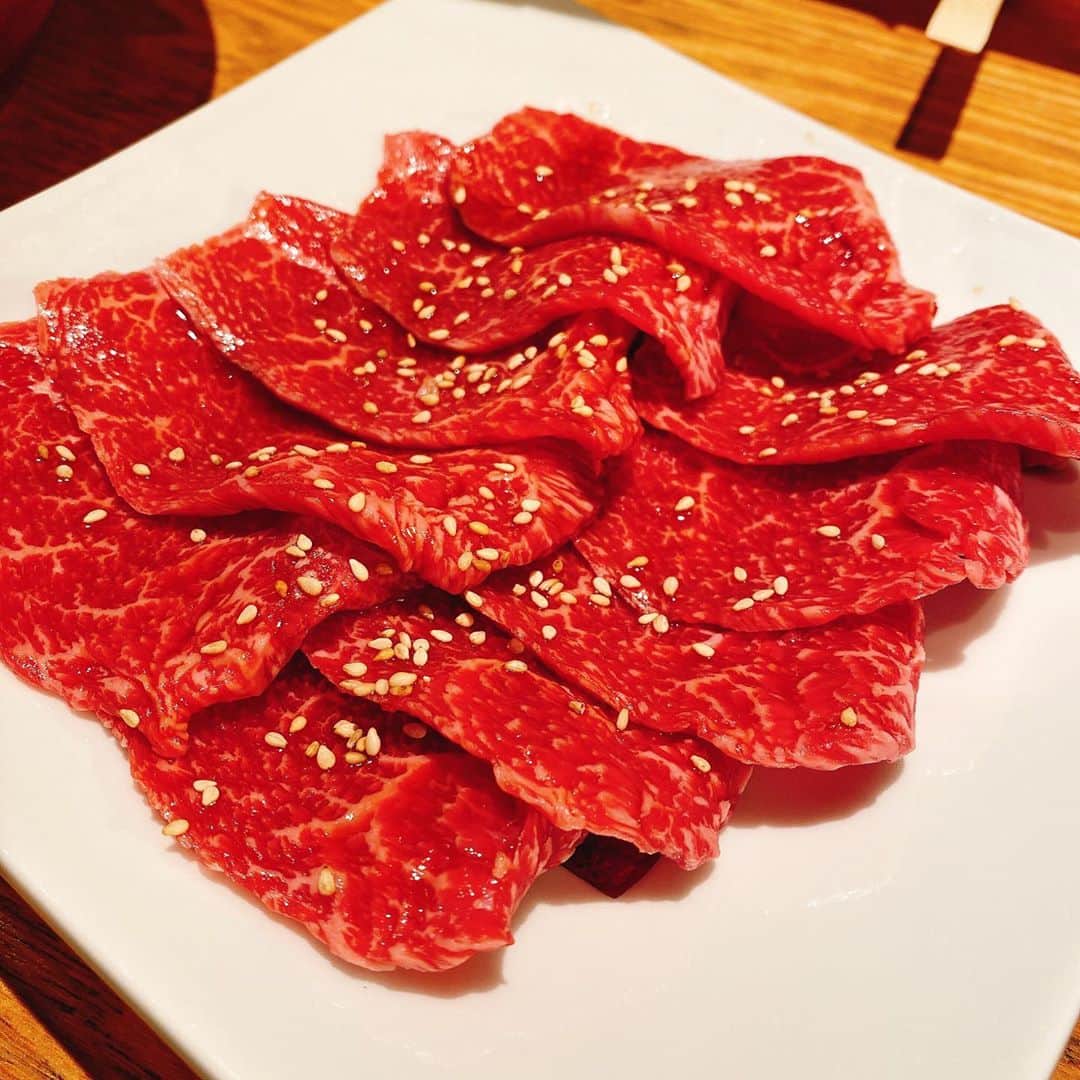 大谷咲子さんのインスタグラム写真 - (大谷咲子Instagram)「うに肉で優勝していくわね… 銀座のマルウシミートさん！ うに肉は店員さんが焼いてくれます😍 タンなどもとてもやわらかくて美味しかったです〜✨ 日本酒もいただいて、はい、エドテン🙏 また行きたいです🥰」10月3日 2時49分 - sakiton69