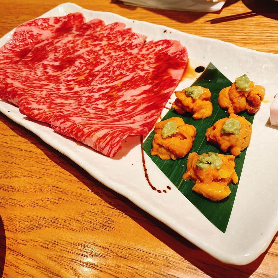 大谷咲子のインスタグラム：「うに肉で優勝していくわね… 銀座のマルウシミートさん！ うに肉は店員さんが焼いてくれます😍 タンなどもとてもやわらかくて美味しかったです〜✨ 日本酒もいただいて、はい、エドテン🙏 また行きたいです🥰」
