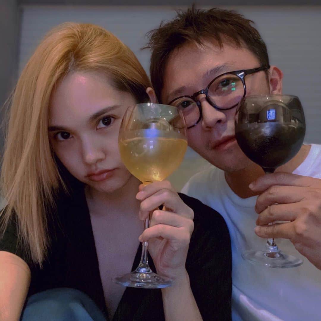 レイニー・ヤンのインスタグラム：「夜深了！喝一杯吧🥂 中秋假期今晚換我跟金約會～ 先到超難訂位的燒肉店吃完晚餐後，回家看了Christopher Nolan2002年的作品「Memento」。我只能說，導演真的很擅長折磨觀眾，18年前就這麼燒腦😂 Anyway，這幾天有好多朋友們的陪伴，我不敢說自己的心情很陽光，但是大家確實溫暖了我，謝謝，我很幸福唷❤️  #bff #中秋節快樂  #midautumnfestival」