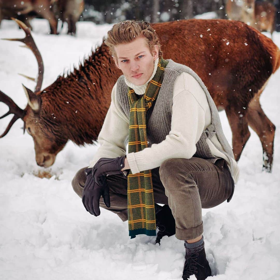 セバスティアン・ソーブのインスタグラム：「Ohh winter's coming up quick! Better get suited and booted🦊 @roeckl_official will always be my favourite to keep warm and comfortable. ^_^ 📸 By @ericschmidphotographer #Roeckl」