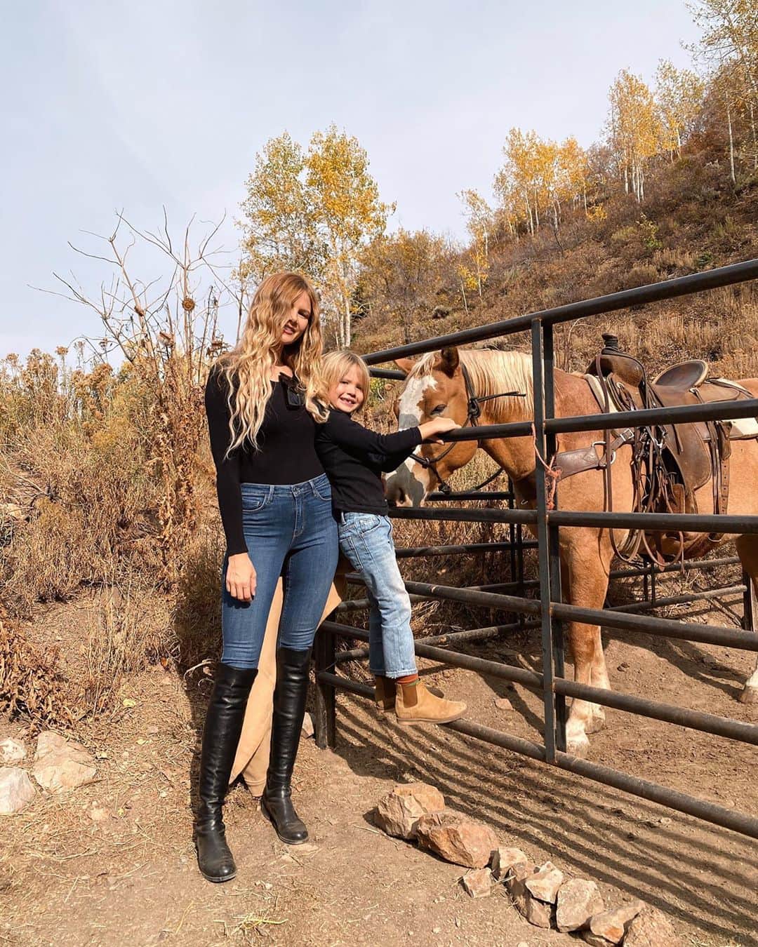 Amber Fillerup Clarkさんのインスタグラム写真 - (Amber Fillerup ClarkInstagram)「Horse back riding with my Attie and his cousins this morning! It was so pretty and I just love horses 🥺」10月3日 2時58分 - amberfillerup