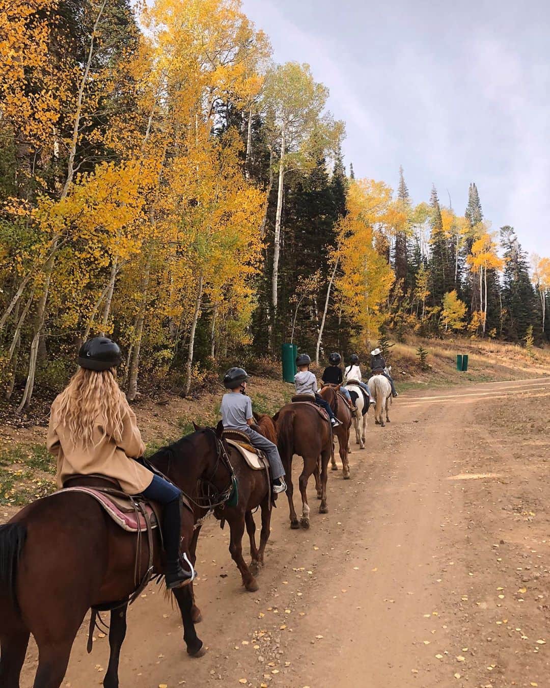 Amber Fillerup Clarkさんのインスタグラム写真 - (Amber Fillerup ClarkInstagram)「Horse back riding with my Attie and his cousins this morning! It was so pretty and I just love horses 🥺」10月3日 2時58分 - amberfillerup
