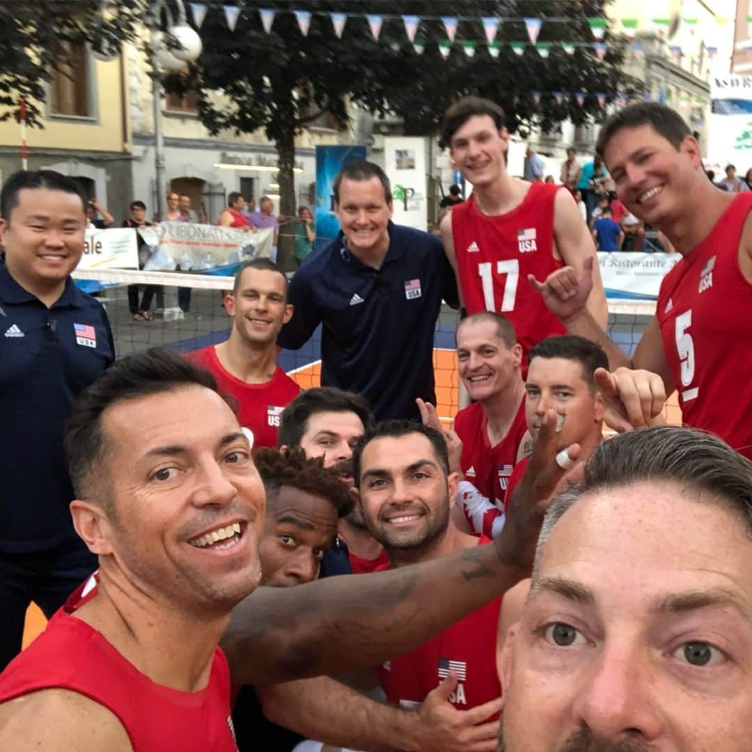 USA Volleyballさんのインスタグラム写真 - (USA VolleyballInstagram)「It's #Friday and #WorldSmileDay, does it get any better⁉️  Celebrate with us! Tag a friend and send them a 😃😄😁 in the comments! ⤵️」10月3日 3時00分 - usavolleyball