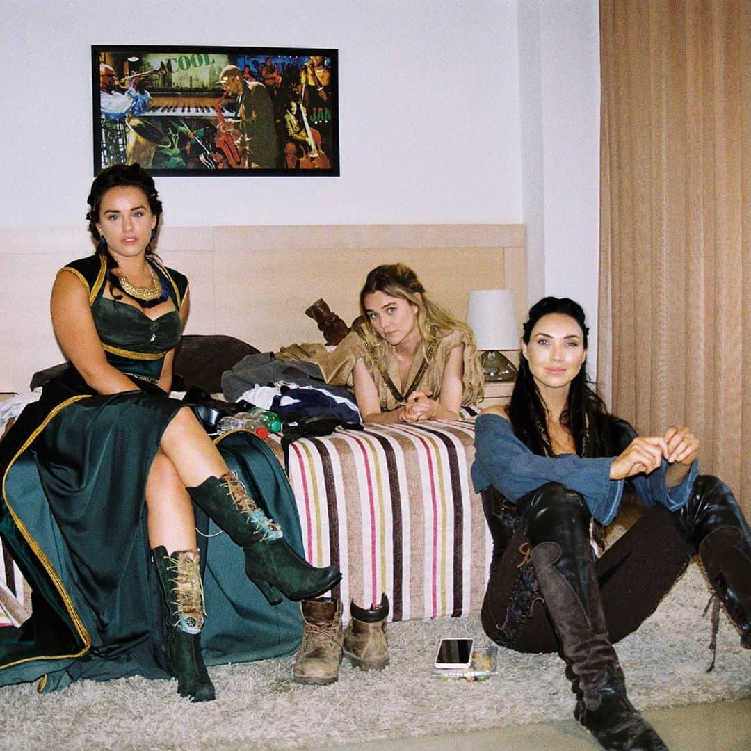 ジョージア・メイ・フットのインスタグラム：「Girls of The Outpost 😜 @jessicagreen and Mrs Waterhouse @outpostseries」