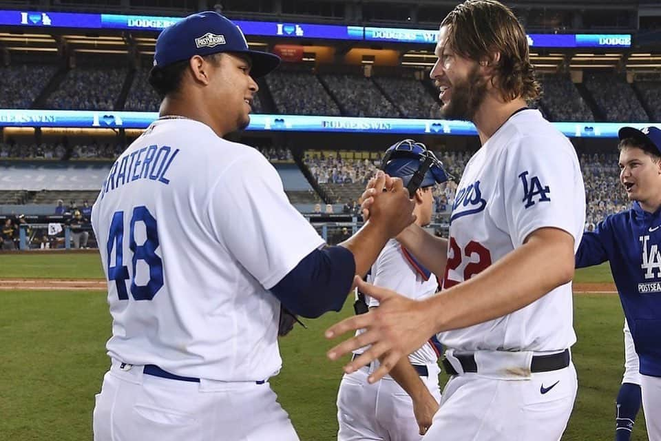 ジャスティン・ターナーさんのインスタグラム写真 - (ジャスティン・ターナーInstagram)「These guys set the tone last night and got us to to this #happyflight✈️ to the Texas #Bubble @dodgers  📸 @jon.soohoo」10月3日 3時02分 - redturn2