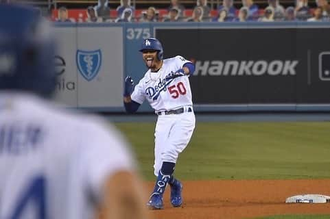 ジャスティン・ターナーさんのインスタグラム写真 - (ジャスティン・ターナーInstagram)「These guys set the tone last night and got us to to this #happyflight✈️ to the Texas #Bubble @dodgers  📸 @jon.soohoo」10月3日 3時02分 - redturn2