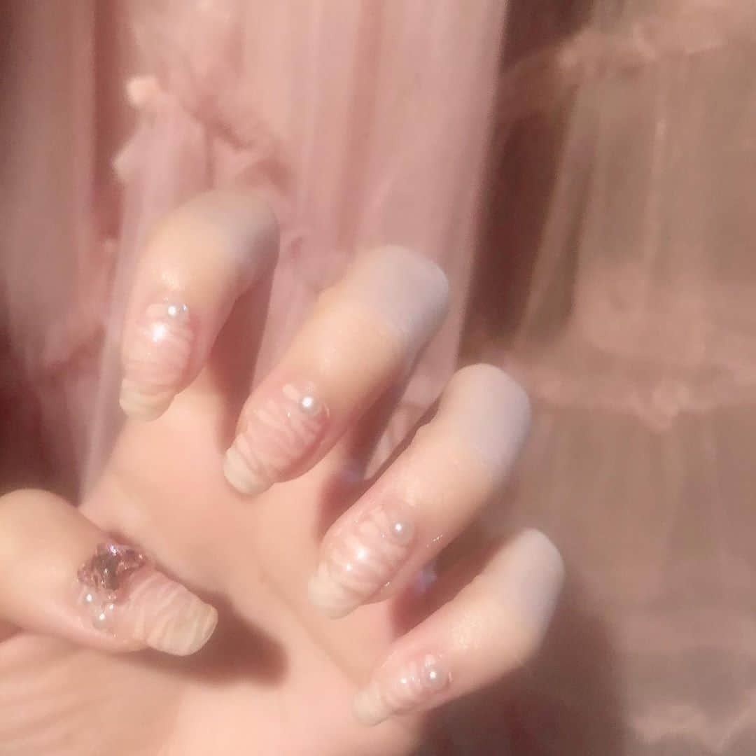 胡桃兎愛のインスタグラム：「クリアベースに淡いピンクでゼブラ柄を描いて、見えにくいけど親指は海外のキッズのネックレスをイメージしながら蝶々とパールを並べてみた💅🏻  シンプルで大人っぽ×海外キッズみたいな組み合わせにハマっている♡  #kuruminonail #selfnail」