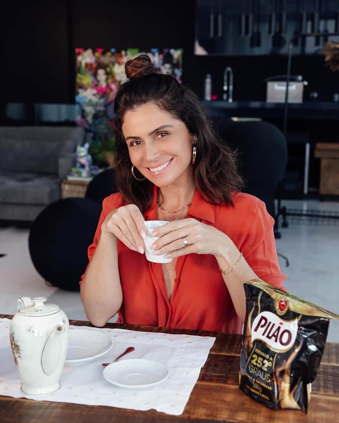 Giovanna Antonelliのインスタグラム：「Amoress, eu não sei vocês, mas aqui em casa eu não consigo despertar enquanto não tomo meu café, é um ritual que tenho há anos, sabe? Aquele Café bem forte pra dar uma acordada e encarar o dia, e se tratando de café forte é claro que sempre escolho o @cafepilao , meu queridinho do momento é esse da foto, o Pilão 252º. E vcs? O que fazem pra começar bem o dia? #ForçaQueTeDáForça #ad」