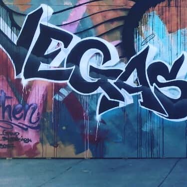 村主章枝さんのインスタグラム写真 - (村主章枝Instagram)「I love the drawings at the Art District. Vegas has strong powers. #lasvegasartsdistrict  #ラスベガス生活」10月3日 3時06分 - fumie.suguri