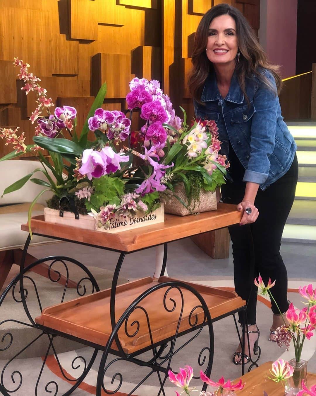 のインスタグラム：「E assim terminou a semana no #encontrocomfatima: com muito amor e gratidão. Obrigada @anamaria16 pelos 116 programas que fizemos juntas. Que esse retorno do #maisvoce a São Paulo só te traga alegrias. Amei minhas orquídeas!!! 💗💗💗💗」