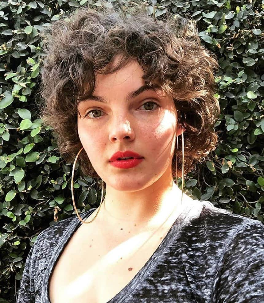 キャムレン・ビコンドヴァのインスタグラム：「🥰🖤  @camrenwhy #camrenbicondova #gotham #selinakyle #brulina #catwoman #kittycat #cat」