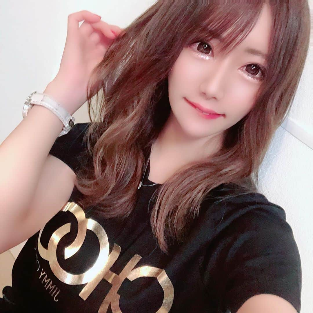 如月奈々のインスタグラム：「お久しぶりにお仕事復帰しました🥂💓. 髪伸びたね〜て滅茶言われたけど二日前ぐらいに少し切りました🤣❤️w . . #ヴェルージュ #歌舞伎町 #キャバ嬢 #キャバクラ #ジミーチュウ #イルミナカラー #ウェーブ #巻き下ろし #glamb #ヘアメイク #いつもありがとう❤️ #みんなうまいの❤️ #アンククロス」