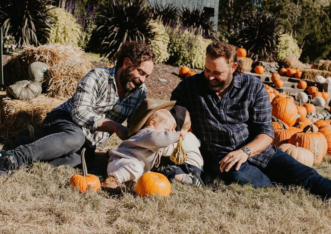 ジョニー・ガレッキのインスタグラム：「#unlikelypal @randyhouser with #unlikelypalsnextgeneration rocking the pumpkin patch with love and laughter. Happy Autumn, All. XO. 📸: @kristajohnsonphotography」